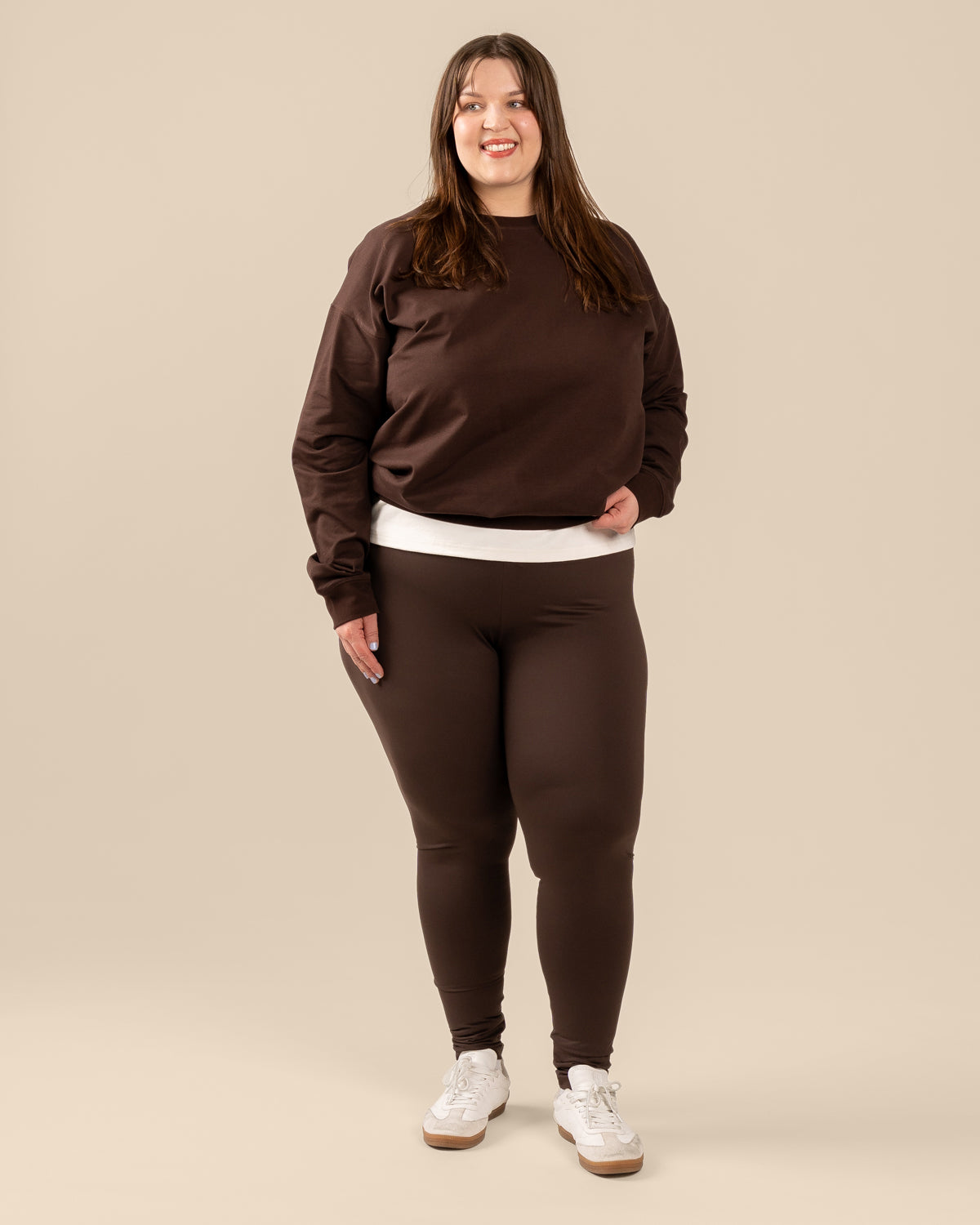 Tummanruskeat leggingsit