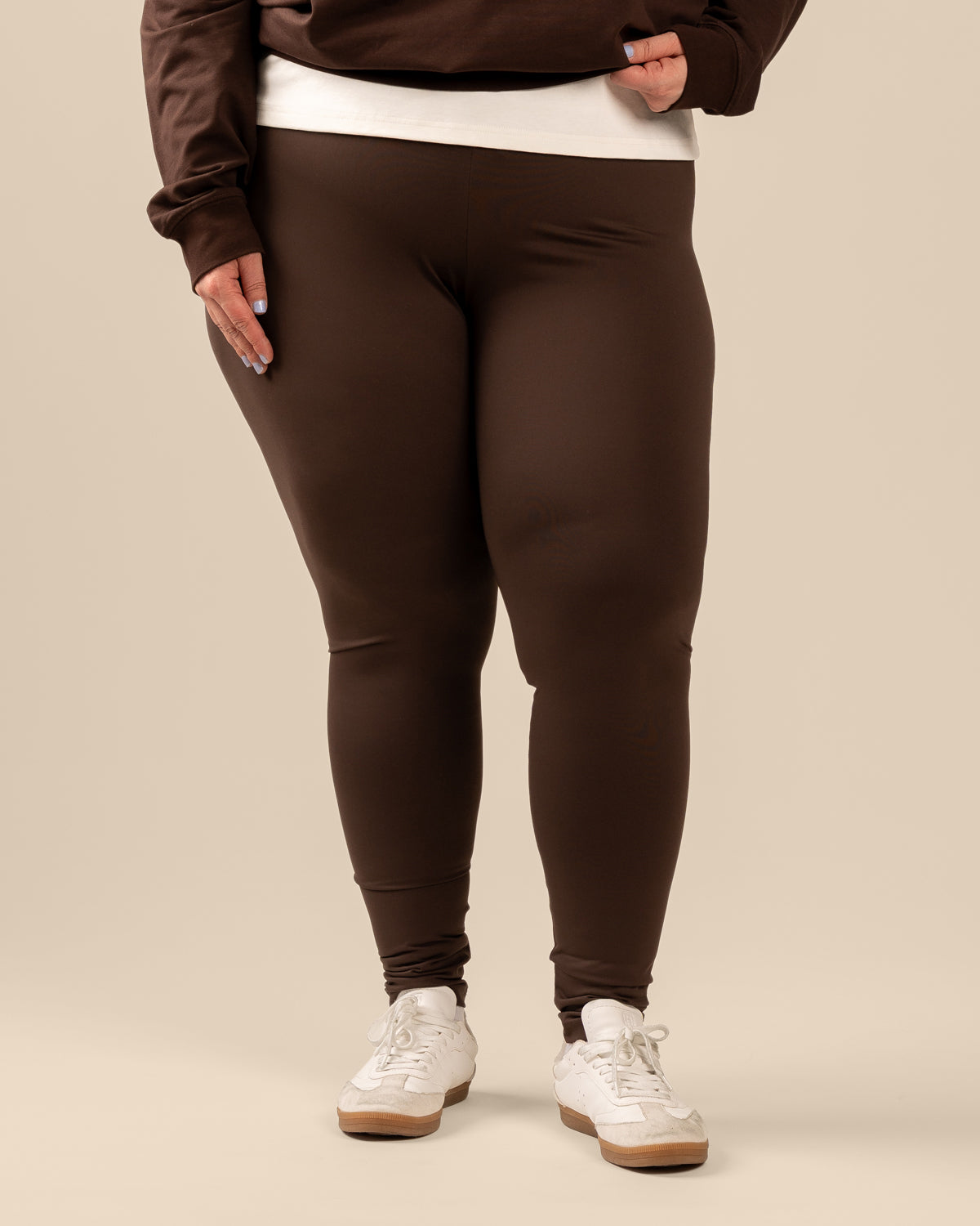 Tummanruskeat leggingsit