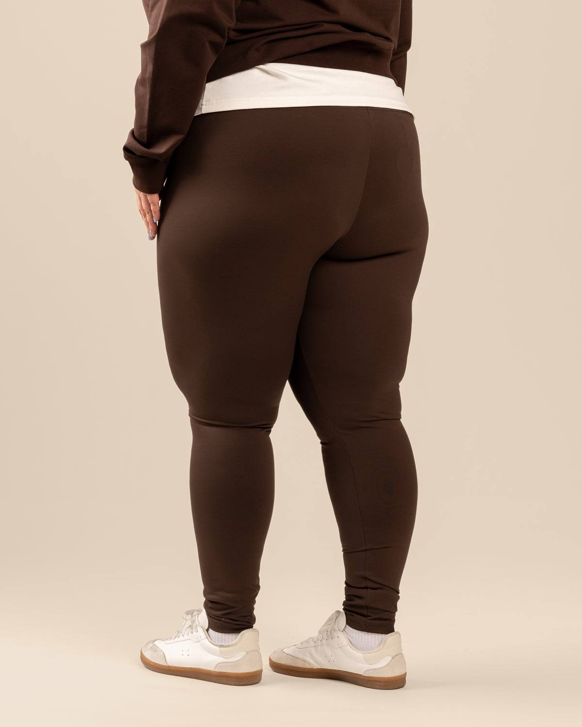 Tummanruskeat leggingsit