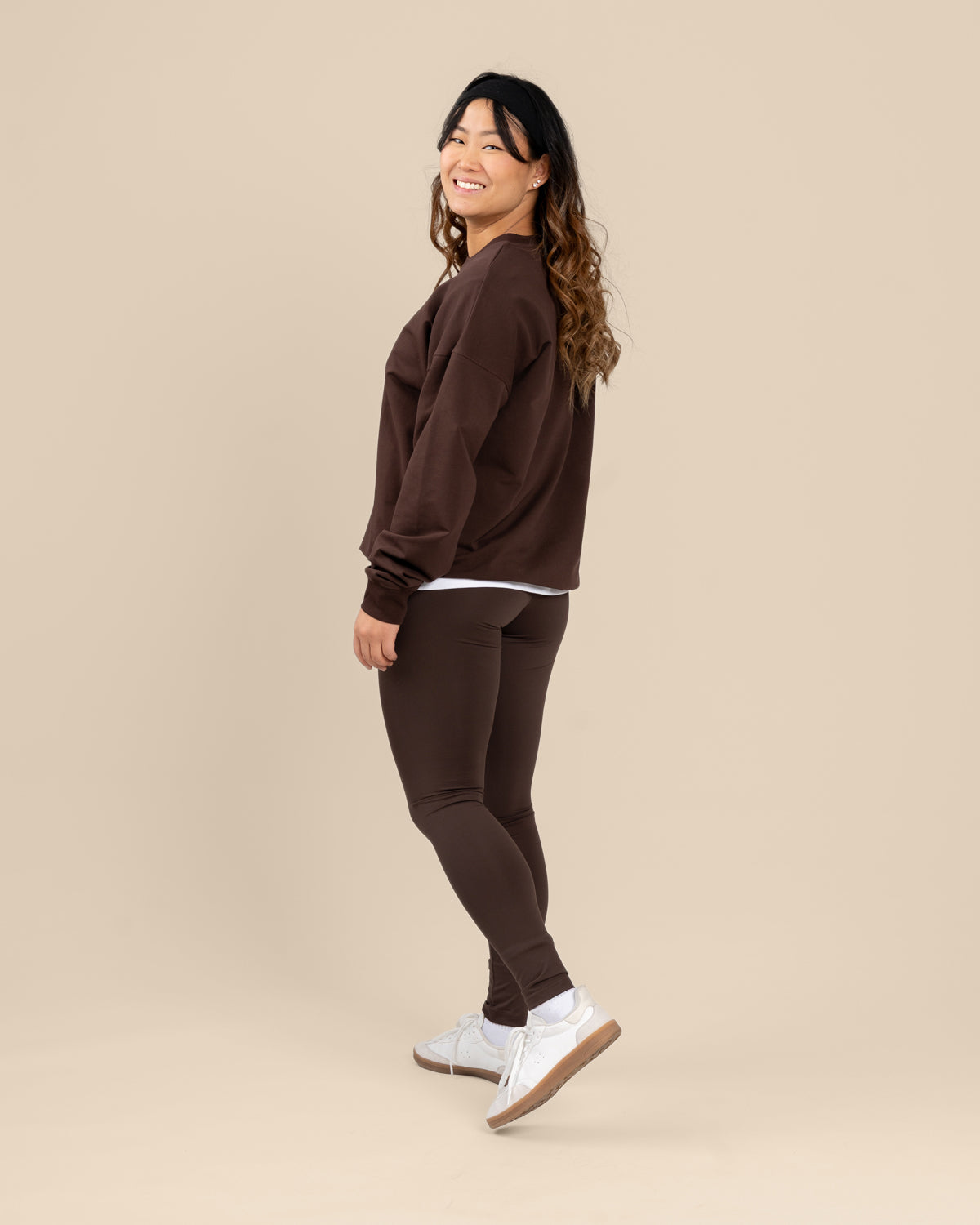 Tummanruskeat leggingsit