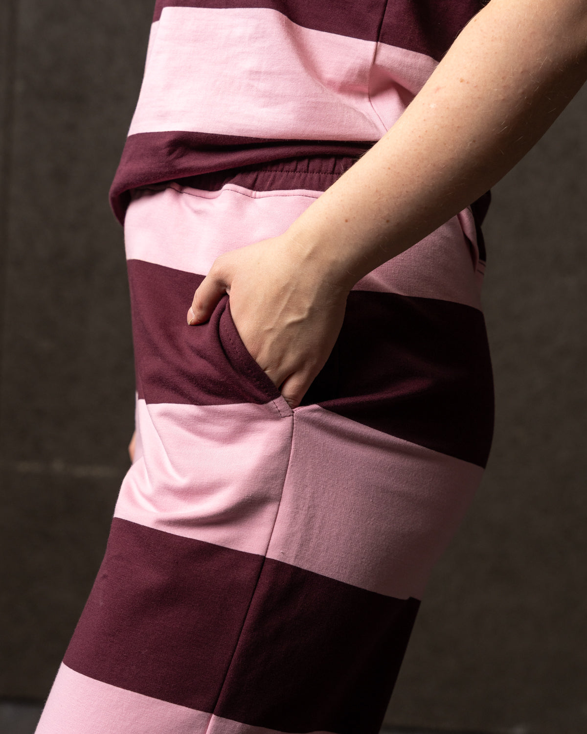 Lässige Jogginghose, beerenfarben