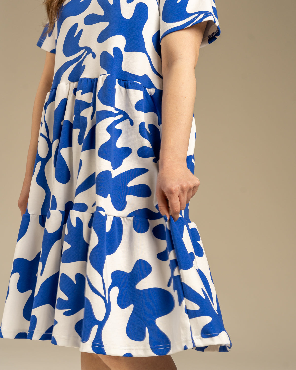 V-pääntiemekko, Como Toive