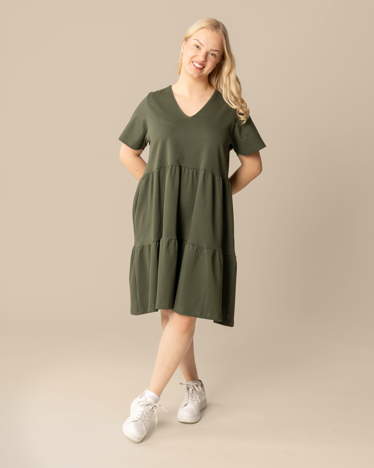 V-pääntiemekko, khaki
